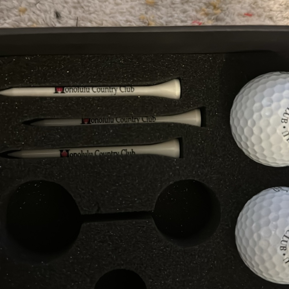 NEW Honolulu Country Club Titleist golf ball set - Picture 3 of 5